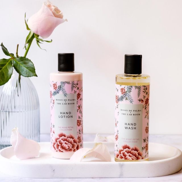 Feliz San Valentín, día del AMOR. No hay nada más bello que amar y ser amado. Empieza por quererte y celebrarte y después empieza a repartir amor por donde pases 💕💕💕💋💋💋 y regálate un ritual de rosas con la colección “Rose Petal Collection” @rossydpalma by The Lab Room

#sanvalentin #thelabroom #rossydepalma #amor #rosas